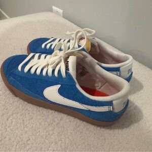 NIKE BLAZER LOW ‘77 BLUE VINTAGE SNEAKER IN WOMENS SIZE 7